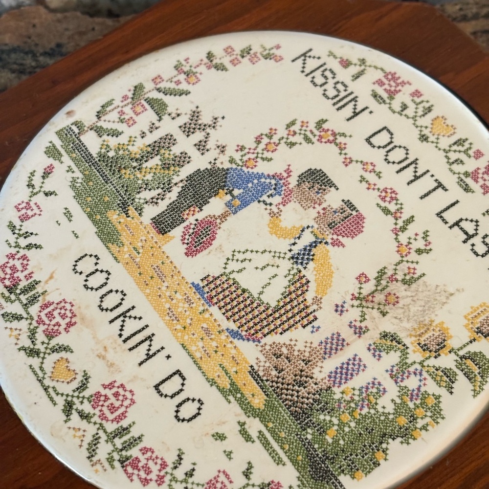 Vintage Kitchen Framed porcelain Cross Stitch look”Kissin' Don't Last Cookin' Do - Picture 2 of 7